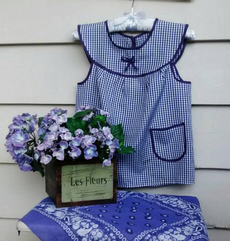 Gingham Play Schürze Künstler Smock - Eine Größe Kleinkind/Mädchen Distressed Lila Check Pinafore Mit Schleife Und Kleine Taschen von Lachellybelly