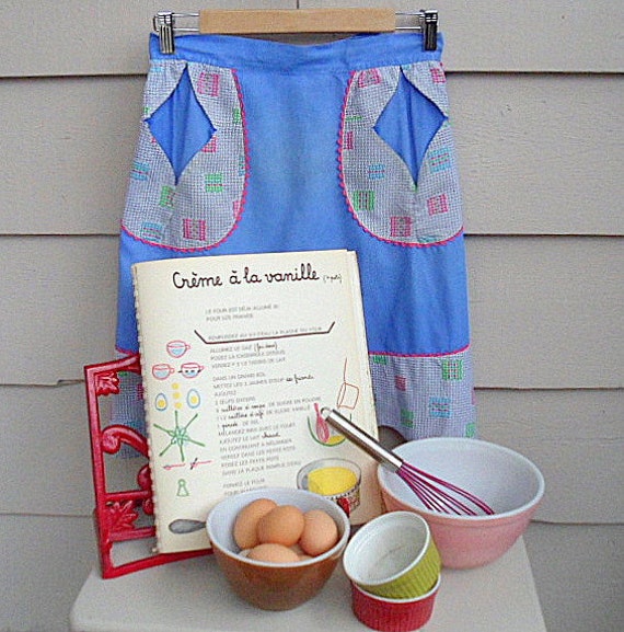 Vintage 1950Er Jahre Schürze - Massive Blaue Halbschürze Mit Kontrastreichem Pink, Blau Und Grün Gitter Quadratisch Druck Hot Pink Rick Rack von Lachellybelly