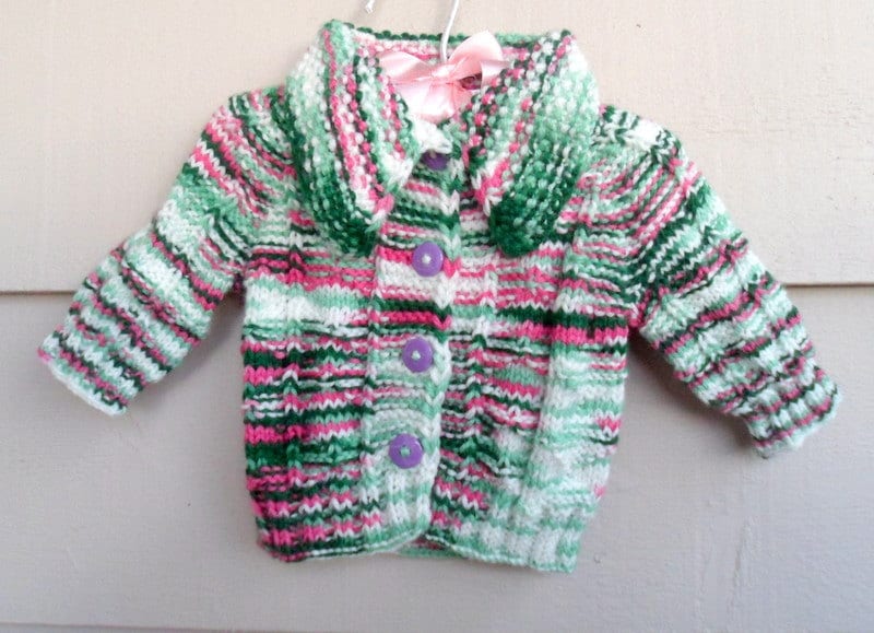 Vintage Baby Pullover - 3-6Mo Rosa Grün Weiß Hand Strick Cardigan Mit Lila Knöpfen. Babykleidung von Lachellybelly