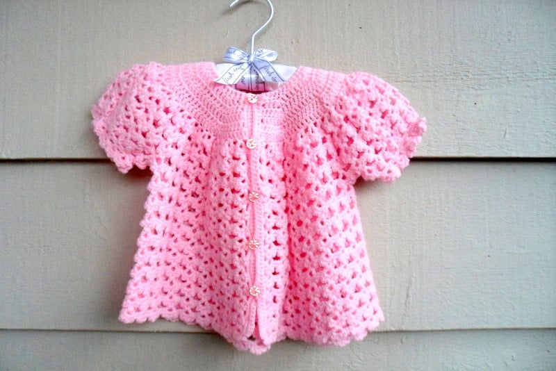 Vintage Baby Tunika Pullover - 12Mo Rosa Handgestrickter Cardigan Mit Pinken Schaftknöpfen von Lachellybelly