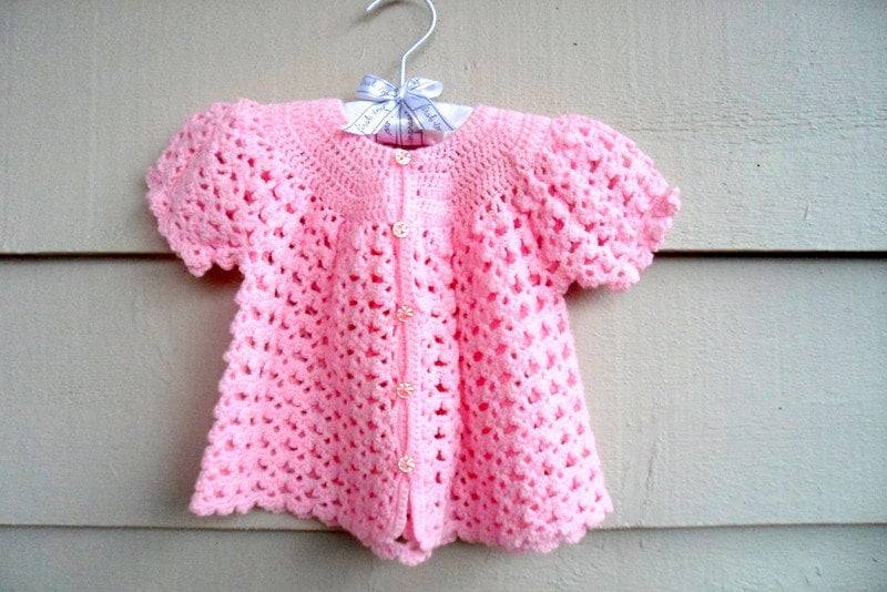 Vintage Baby Tunika Pullover - 12Mo Rosa Handgestrickter Cardigan Mit Pinken Schaftknöpfen von Lachellybelly