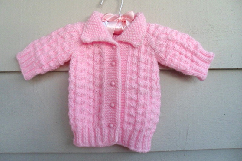 Vintage Babypullover - 3-6Mo Rosa Handgestrickter Strickjackenpullover Mit Rosa Schaftknöpfen Babykleidung von Lachellybelly