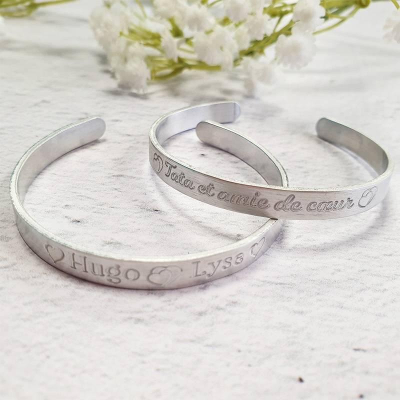 Anpassbares Graviertes Armband Mit Vorname Oder Phrase Anpassbares Graviertes Armband Mit Vorname Oder Phrase von Lachouettemauve