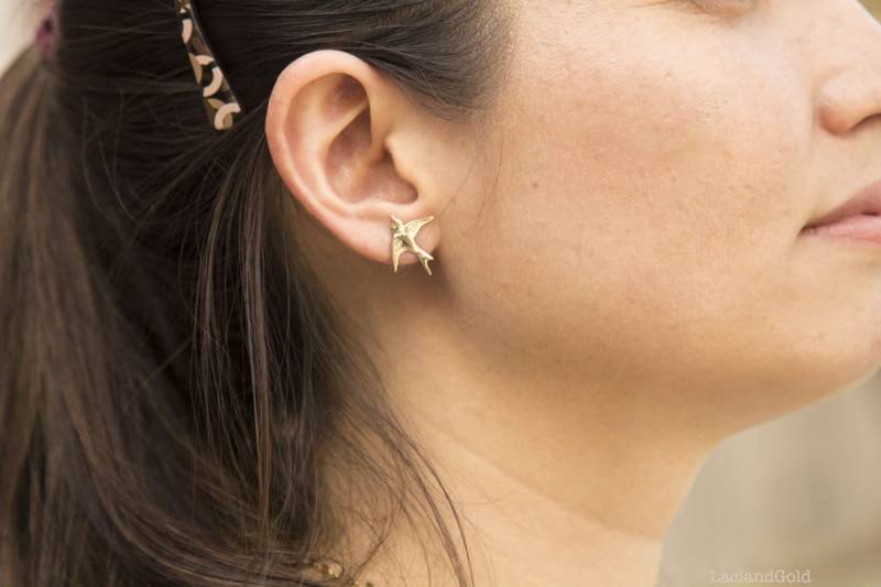 14K Gold Gefüllt Spatz Vogel Post Ohrstecker, Kleine Graduierung Geschenk, Jeden Tag Tragen Ohrringe von LaciAndGold