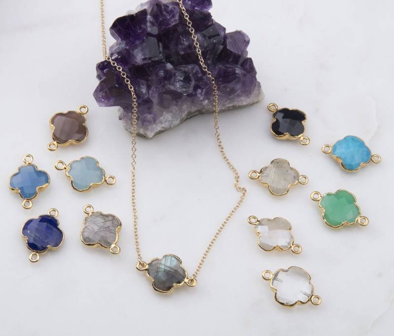 Edelstein Klee Halskette, Stein Form Anhänger Labradorit, Lapis, Kaffee Mondstein, Chalcedon Halskette von LaciAndGold