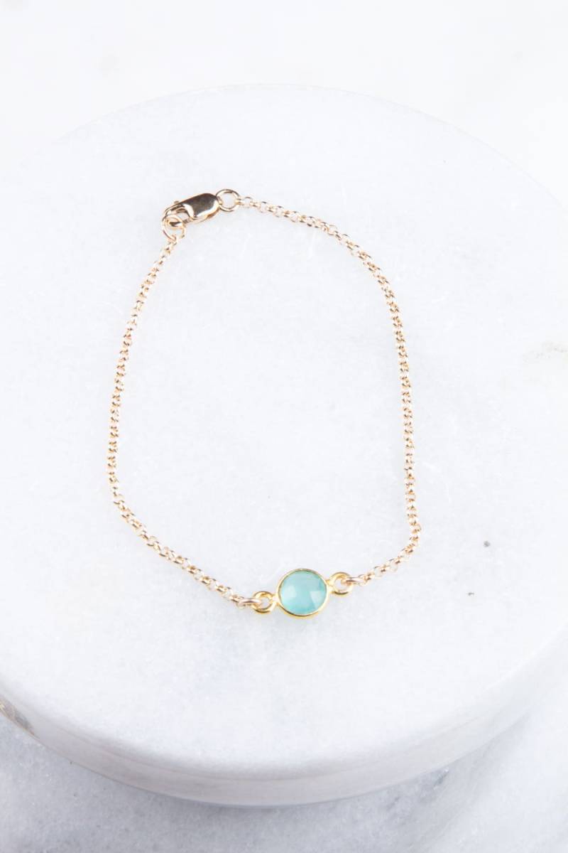 Edelstein Überlagertes Goldarmband, Edelsteinbezel-Verbinderarmband, Brautjungfer-Edelsteinarmband, Zierliches Armband Gold, Türkisarmband von LaciAndGold