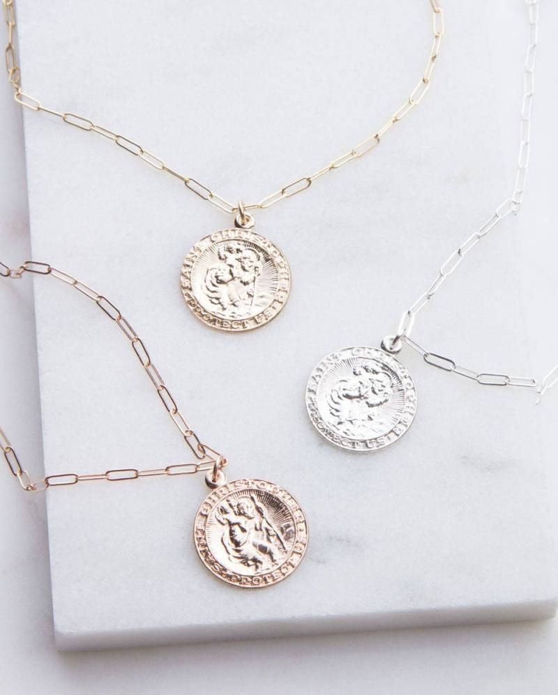 Saint Christopher Round Halskette, Reisen Zierliche Layering Kette, Silber, Gold Oder Rose Charm Religiöse Halskette von LaciAndGold