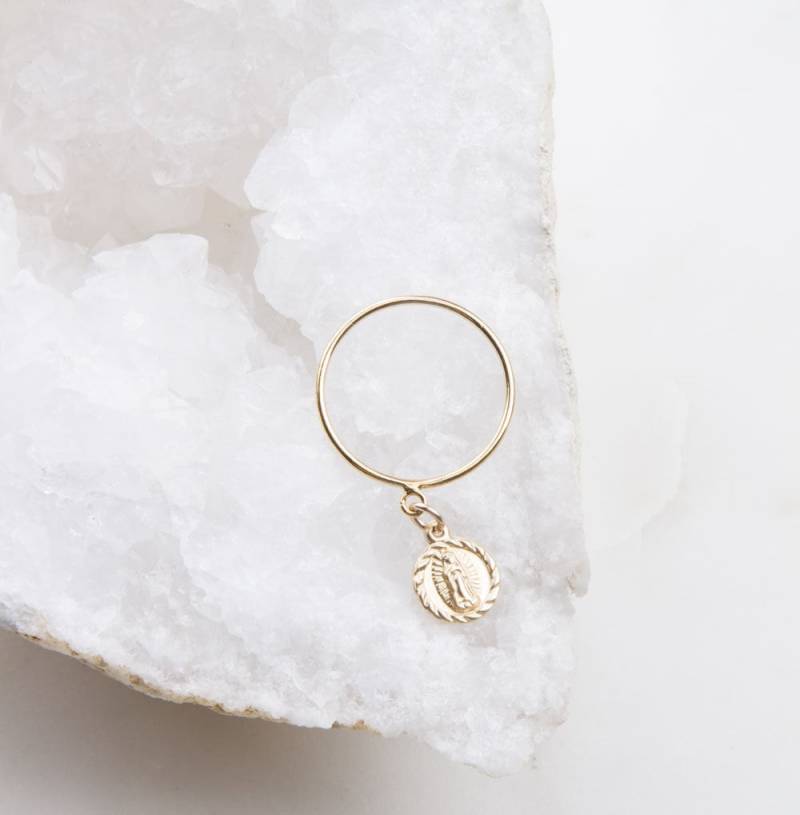Unsere Liebe Frau Von Guadalupe Charme Baumeln Ring in Gold Gefüllt, Stapeln Ringe, 14K Gefüllt Dünne Band Ring, Jungfrau Maria von LaciAndGold