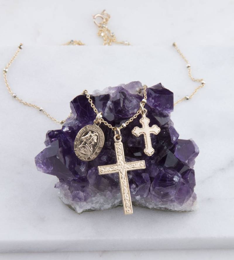 Winzige Saint Christopher Mit 2 Kreuze Halskette, Reisende Zierliche Schichtung Floral Kreuz, Schlichte Seil Kreuz Charme von LaciAndGold