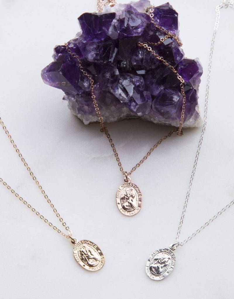 Winziger Saint Christopher Oval Halskette, Reisen Heilig Zierliche Kleine Silber, Gold Oder Rose Anhänger Halskette von LaciAndGold