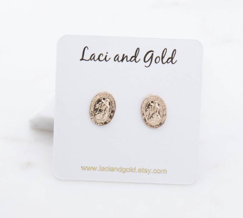 Zierliche 14K Gold Gefüllt Saint Christopher Ohrstecker, Geschenk Für Sie, Ostergeschenk Uns Schützen Charme, Reisen Ohrringe, Zierliche Ohrstecker von LaciAndGold