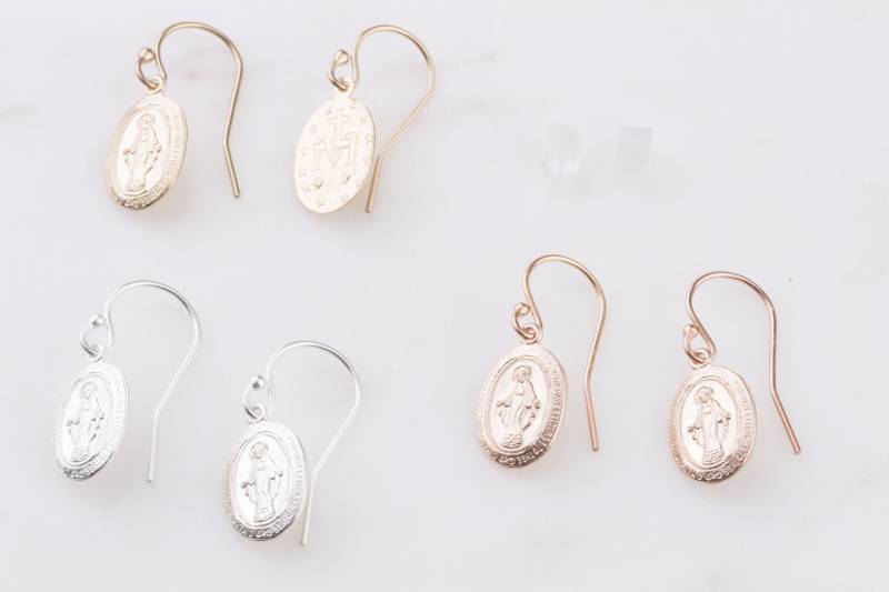 Zierliche 14K Rose Gold Gefüllt Oval Maria Religiösen Ohrringe Geschenk Für Sie, Ostergeschenk, Sterling Silber, Jungfrau von LaciAndGold