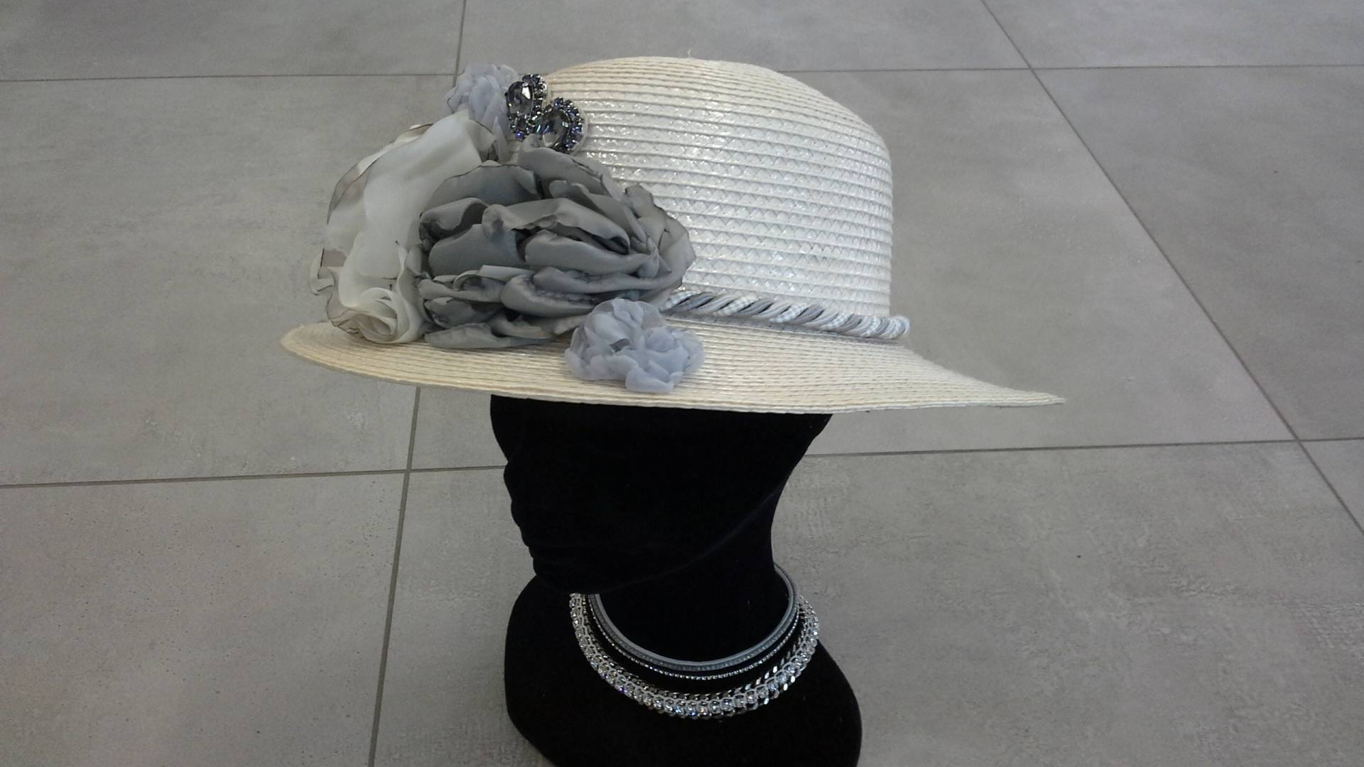Strohhut Für Hochzeiten Oder Besondere Anlässe Handbemalt Mit Speziellen Stoffblumen Und Strass Strohhut Für Hochzeiten Oder Besondere Anlässe Handbemalt Mit Speziellen Stoffblumen Und Strass von Lacircemaga