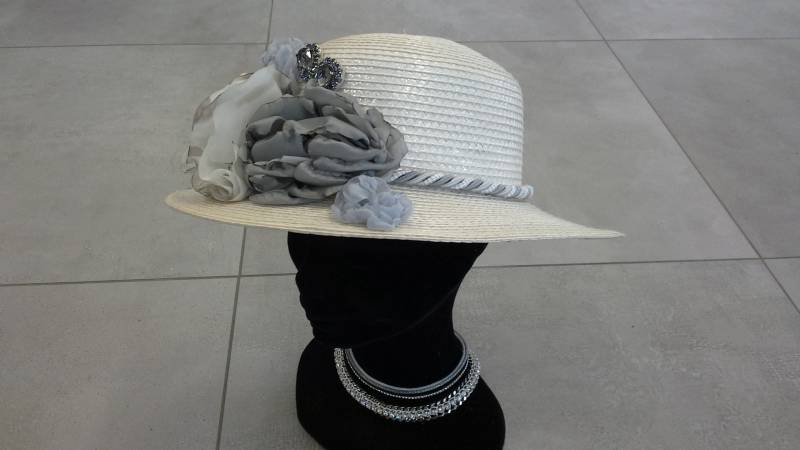 Strohhut Für Hochzeiten Oder Besondere Anlässe Handbemalt Mit Speziellen Stoffblumen Und Strass von Lacircemaga