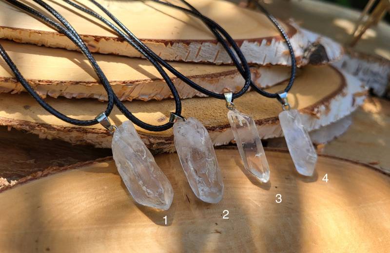 Bergkristall Kette Roh Anhänger Schwarzes Band Silber Heilsteine Kristall Edelsteinschmuck von LacooniSchmuck