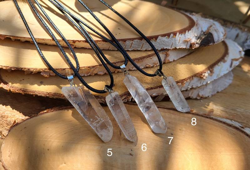 Bergkristall Kette Roh Anhänger Schwarzes Band Silber Heilsteine Kristall Edelsteinschmuck von LacooniSchmuck