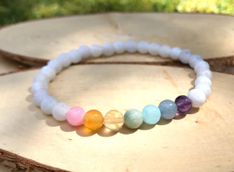 Chakra Armband Achat Jade Amethyst Citrin Aquamarin Pastell Weiß 7 Chakren 6mm Perlen von LacooniSchmuck
