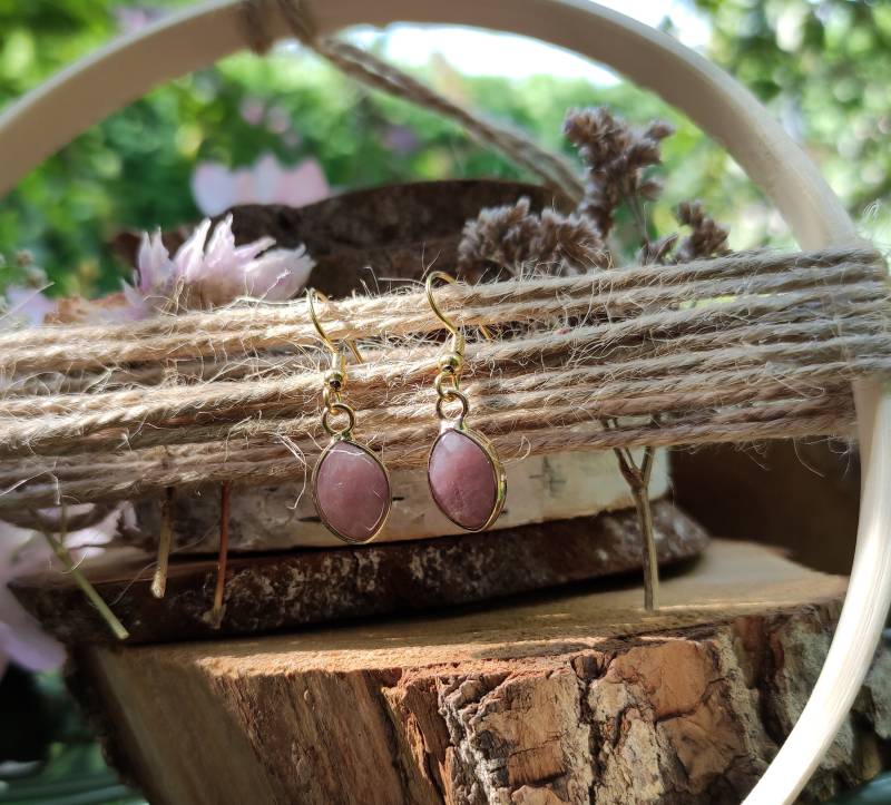 Erdbeerquarz Ohrringe Gold Kleine Tropfen Edelsteinohrringe von LacooniSchmuck