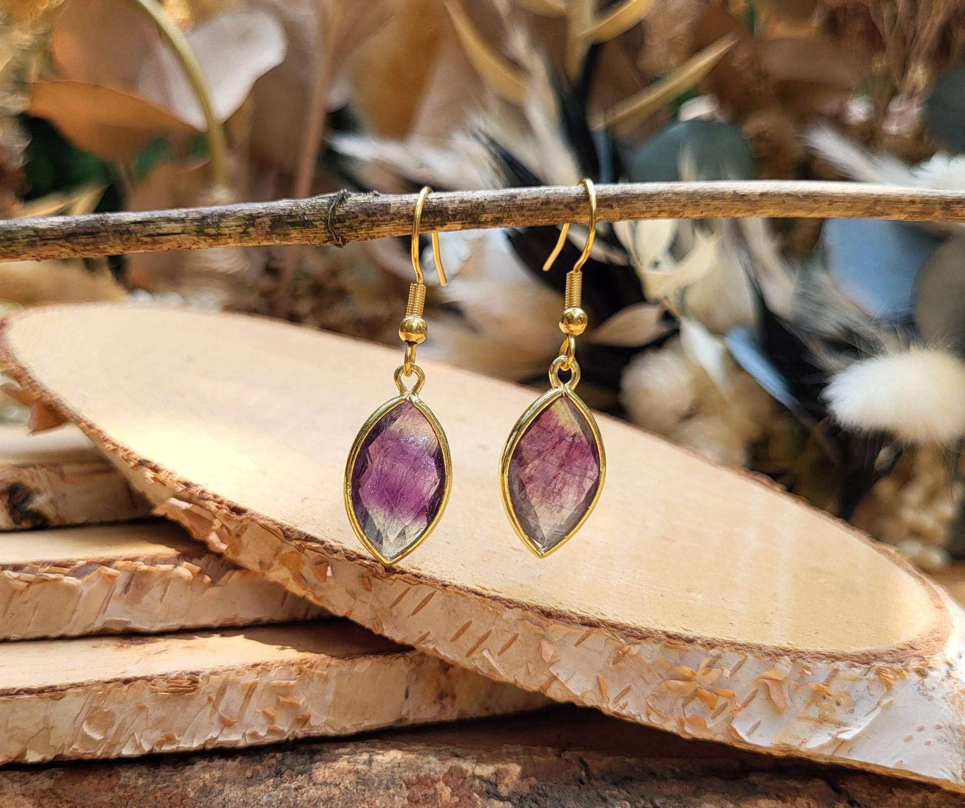 Fluorit Ohrringe Lila Blauer Gold Edelsteinohrringe Ohrhänger von LacooniSchmuck