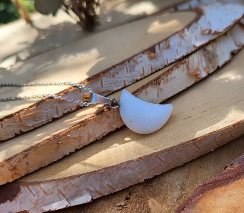 Jade Mond Kette Weiße Silber Edelstein Moon Kristall Weißer von LacooniSchmuck