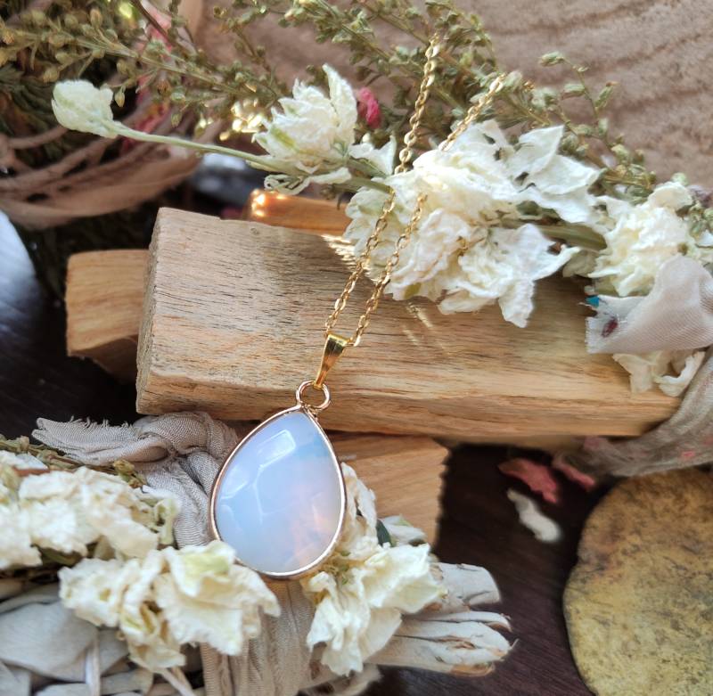 Mondstein Tropfen Kette Gold von LacooniSchmuck