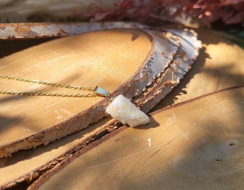 Regenbogen Mondstein Kette Gold Rohsteine Anhänger von LacooniSchmuck