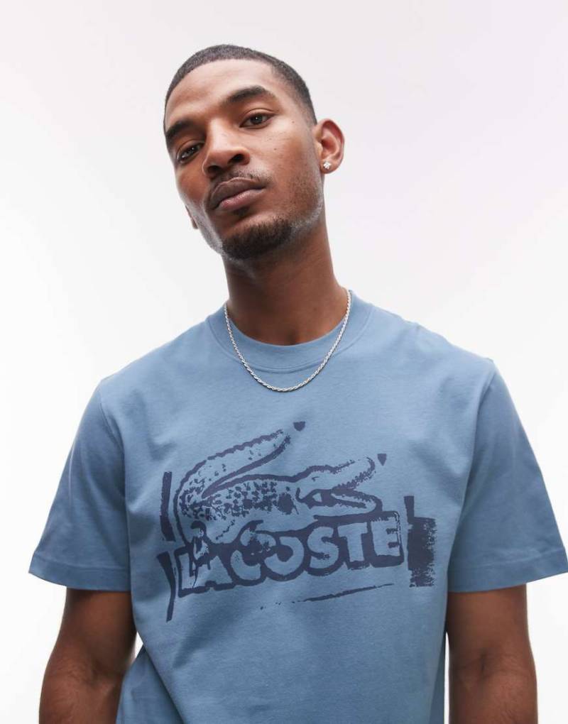 Lacoste - Lässig geschnittenes T-Shirt in Blau mit Grafikprint vorne von Lacoste