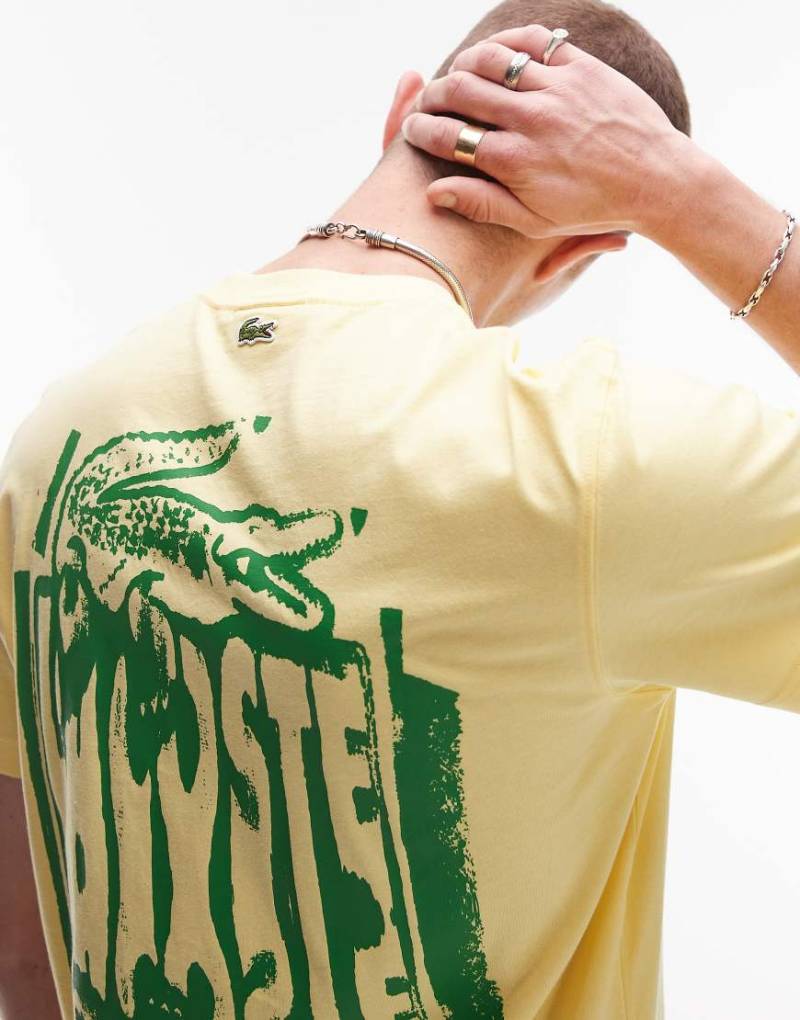 Lacoste - Lässig geschnittenes T-Shirt in Gelb mit Grafikprint auf Brust und Rücken von Lacoste
