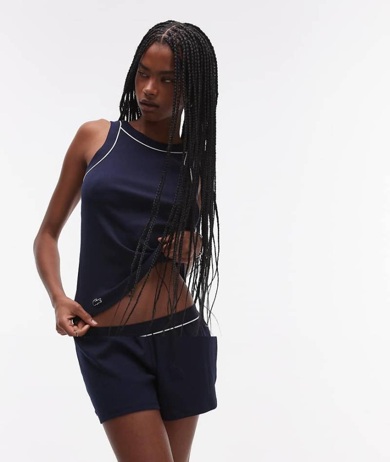 Lacoste - Pyjama in Marineblau, aus Trägertop und Shorts von Lacoste