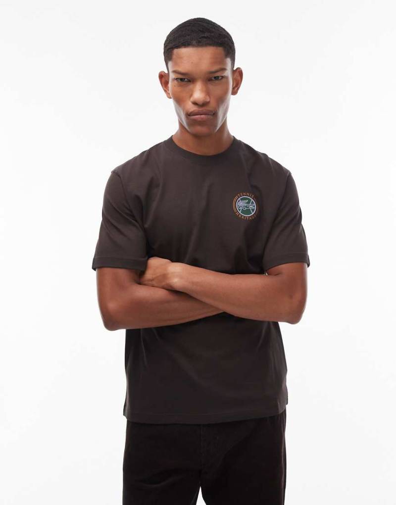 Lacoste - T-Shirt in Braun mit Logo und Rückenprint-Brown von Lacoste