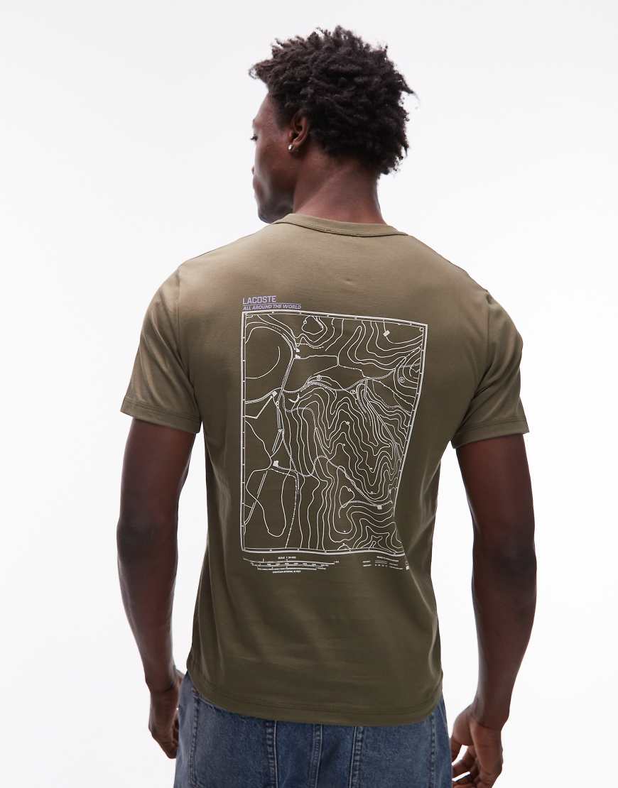 Lacoste - T-Shirt in Khaki mit Rückengrafik-Grün von Lacoste