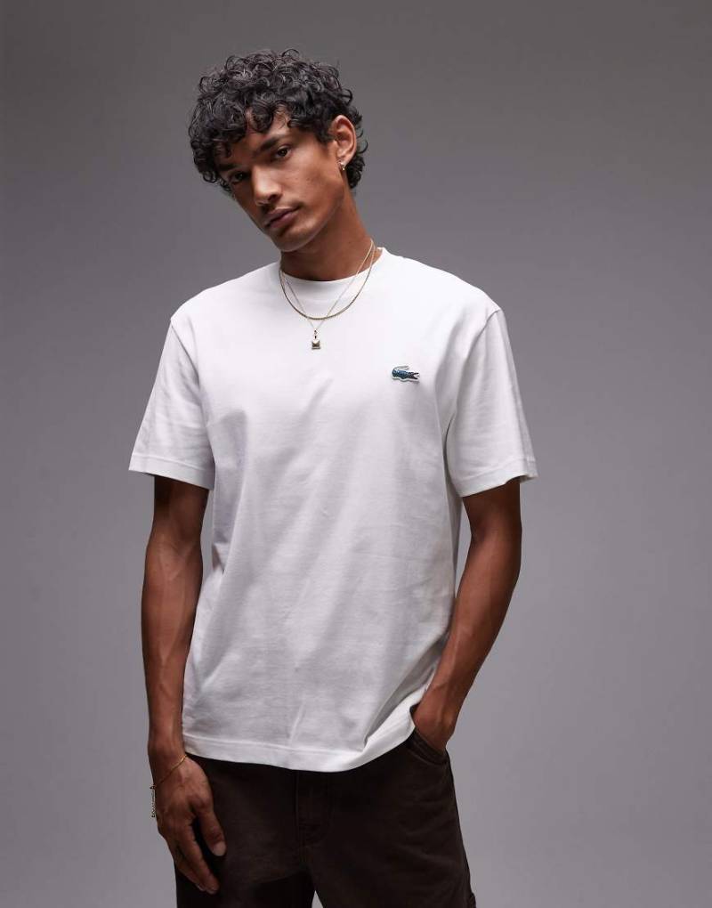 Lacoste - T-Shirt in Weiß mit Krokodil-Print von Lacoste