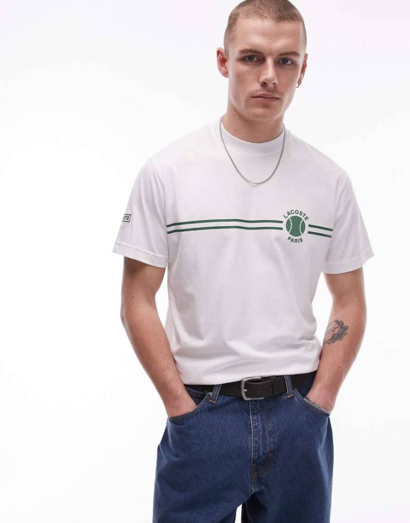 Lacoste - T-Shirt in Weiß mit Tennis-Logo und Streifen von Lacoste