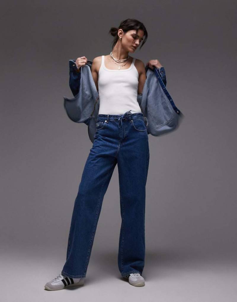 Lacoste - Weit geschnittene Jeans in mittelblauer Waschung mit Kontrast-Nähten, Kombiteil von Lacoste