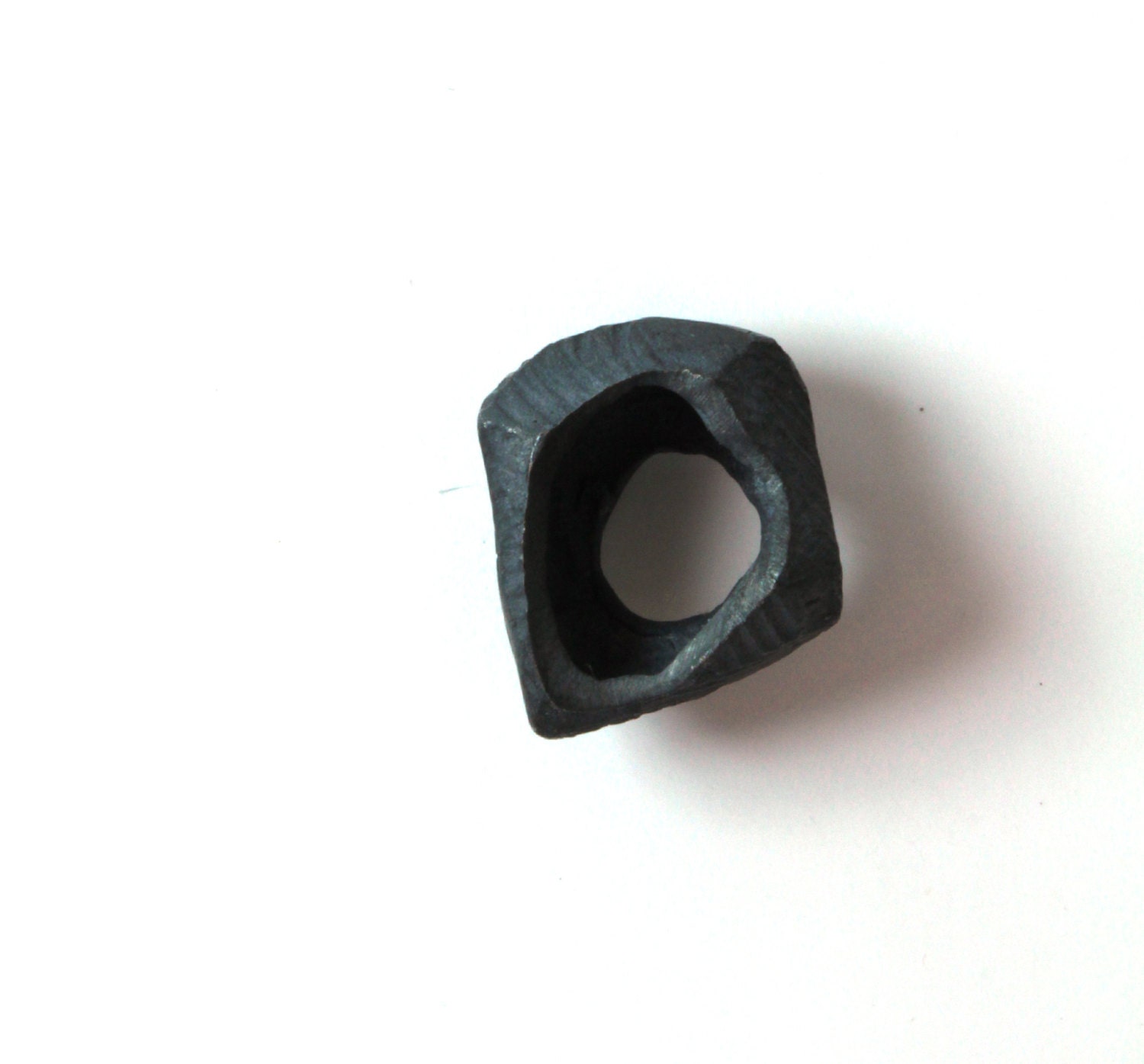 Kleine Schwarze Anstecknadel, Ziselierte Rustikale Broschennadel, Hipster Bräutigam Unisex Krawattennadel, Lacuna Schmuck von LacunaJewelry