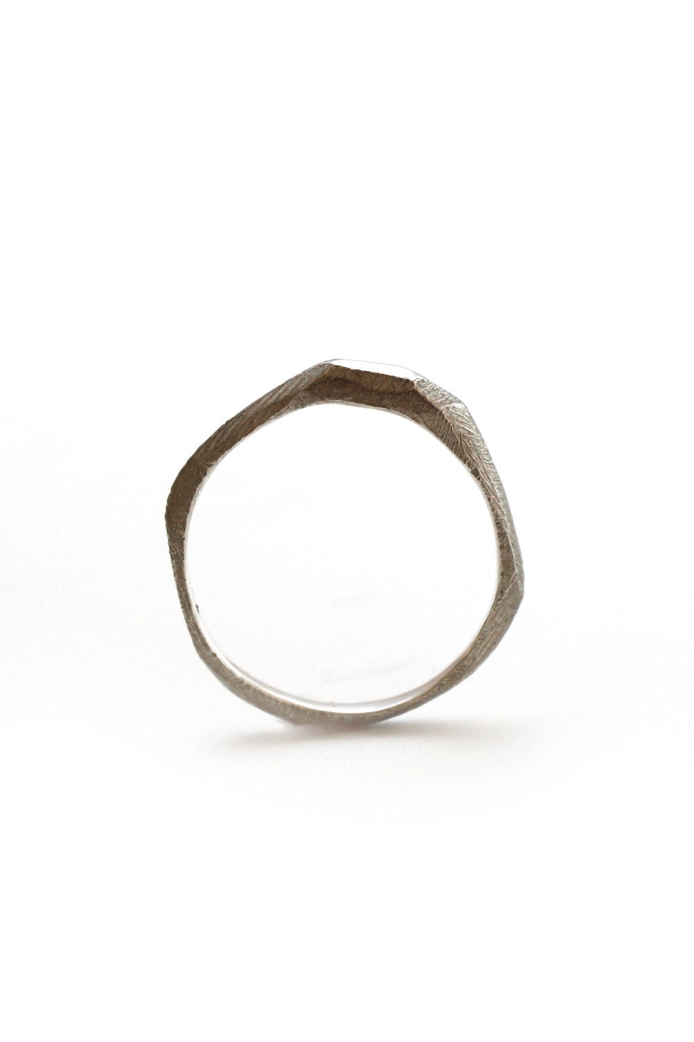 Schlichter Silberring Zarter Ring Einzigartiger Ehering Aus Silber Gehämmerter Filigraner Ringband Für Sie von LacunaJewelry