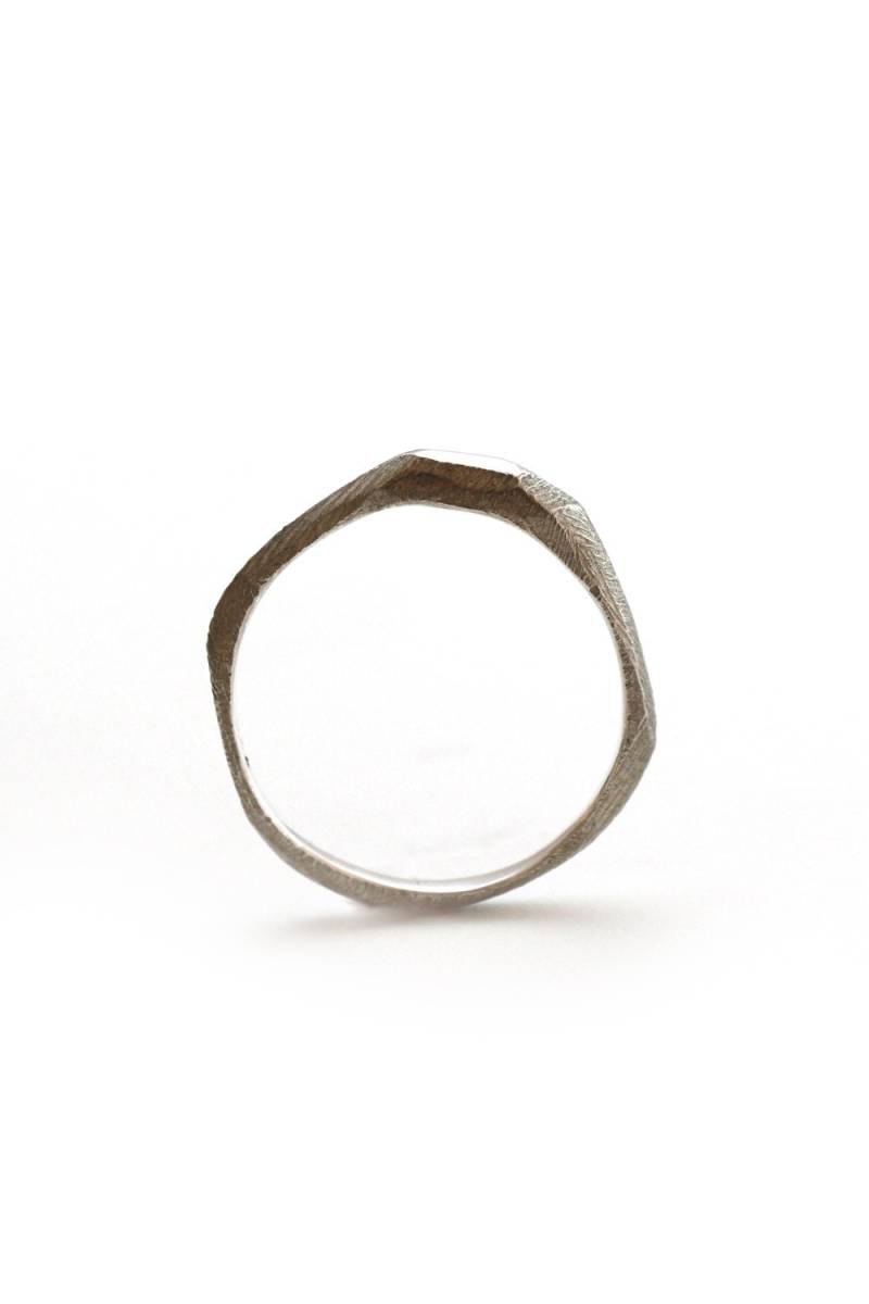 Schlichter Silberring Zarter Ring Einzigartiger Ehering Aus Silber Gehämmerter Filigraner Ringband Für Sie Schlichter Silberring Zarter Ring Einzigartiger Ehering Aus Silber Gehämmerter Filigraner Ringband Für Sie von LacunaJewelry