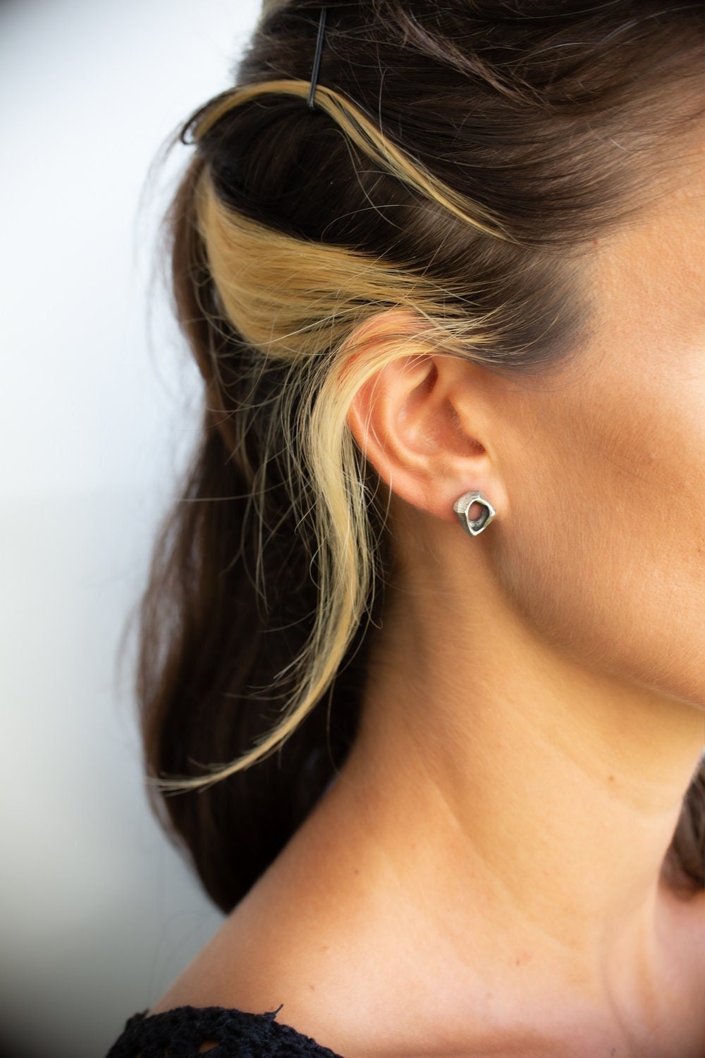 Silber Ohrstecker Einzigartige Handgefertigte Oxidierte Zierliche Ohrringe Rohe Kleine von LacunaJewelry