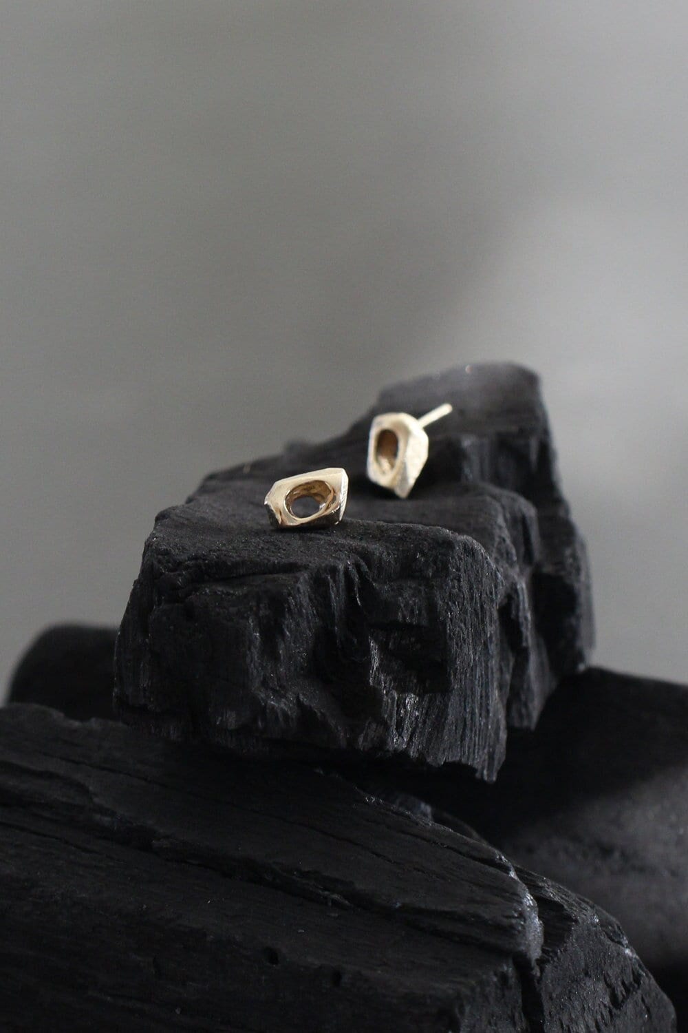 Winzige 14K Gelbgold Ohrring Kleine Einzigartige Gold Ohrstecker Handgefertigte Zierliche Ohrringe Jeden Tag Lacuna Schmuck von LacunaJewelry