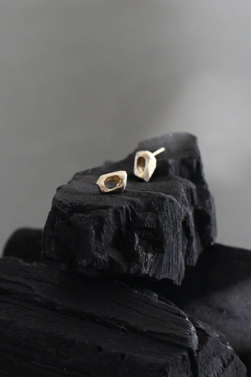 Winzige 14K Gelbgold Ohrring Kleine Einzigartige Gold Ohrstecker Handgefertigte Zierliche Ohrringe Jeden Tag Lacuna Schmuck von LacunaJewelry