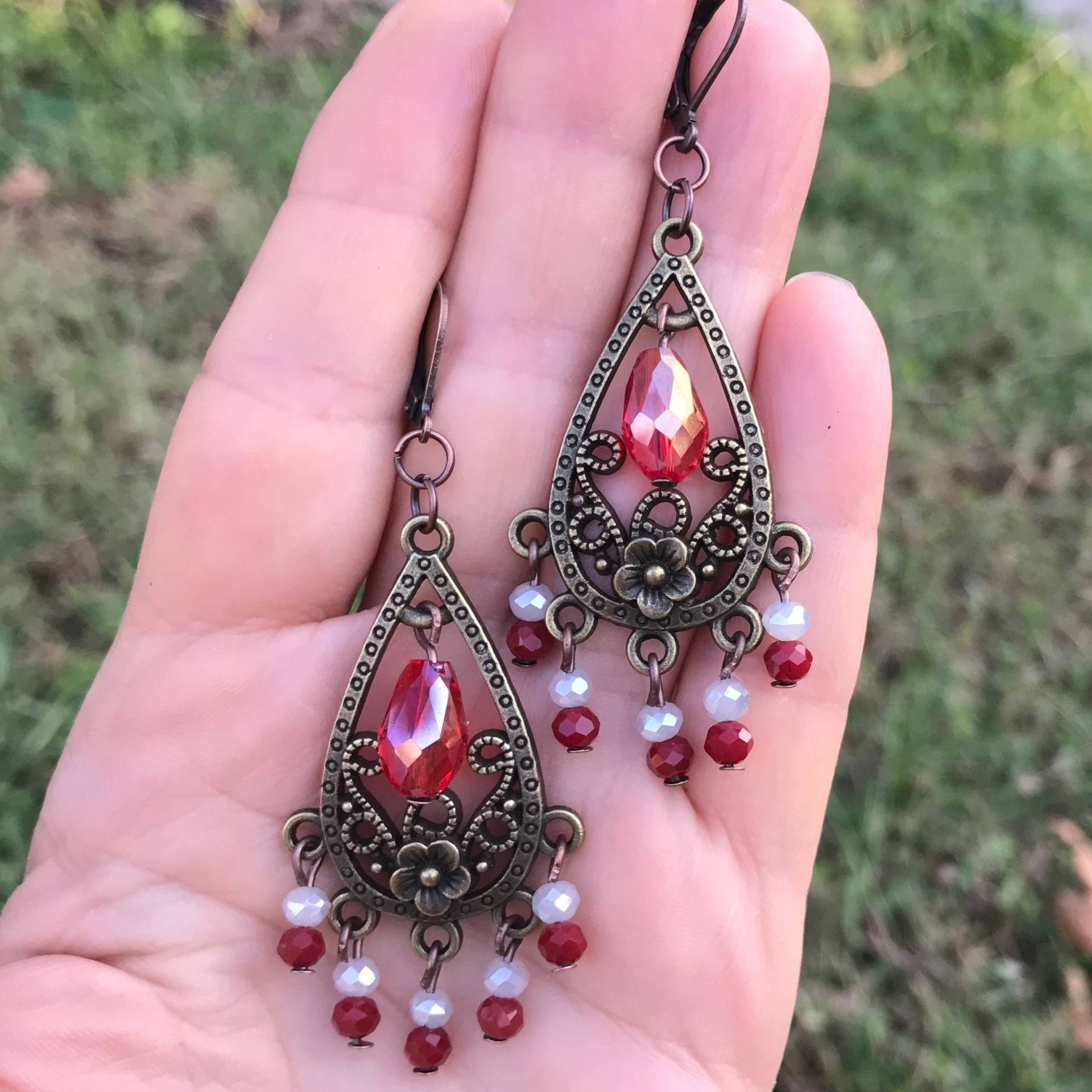 Handgemachte Antiqued Bronze Chandelier Ohrringe Rot & Weiß Kristall Boho Schmuck von Lacydesighns