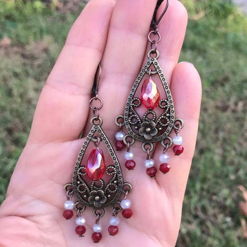 Handgemachte Antiqued Bronze Chandelier Ohrringe Rot & Weiß Kristall Boho Schmuck Handgemachte Antiqued Bronze Chandelier Ohrringe Rot & Weiß Kristall Boho Schmuck von Lacydesighns