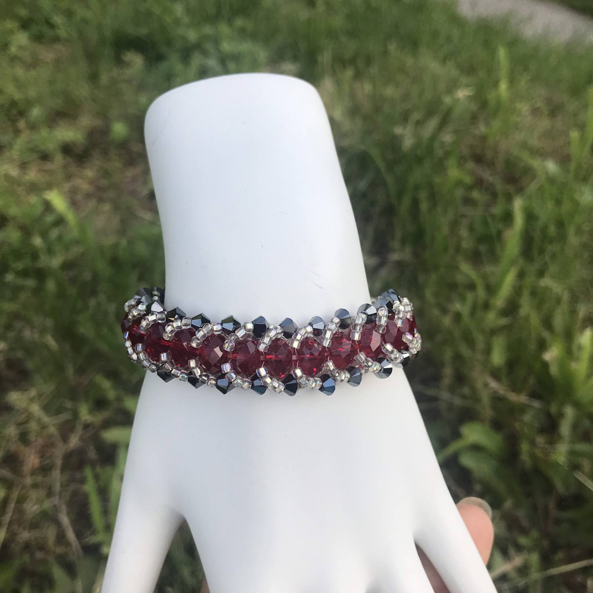 Handgewebtes Swarovski Crystal Cuff Armband Rot & Grau Perlen Armband Handgewebtes Swarovski Crystal Cuff Armband Rot & Grau Perlen Armband von Lacydesighns