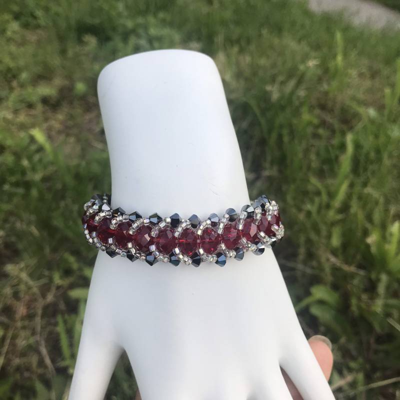 Handgewebtes Swarovski Crystal Cuff Armband Rot & Grau Perlen Armband Handgewebtes Swarovski Crystal Cuff Armband Rot & Grau Perlen Armband von Lacydesighns