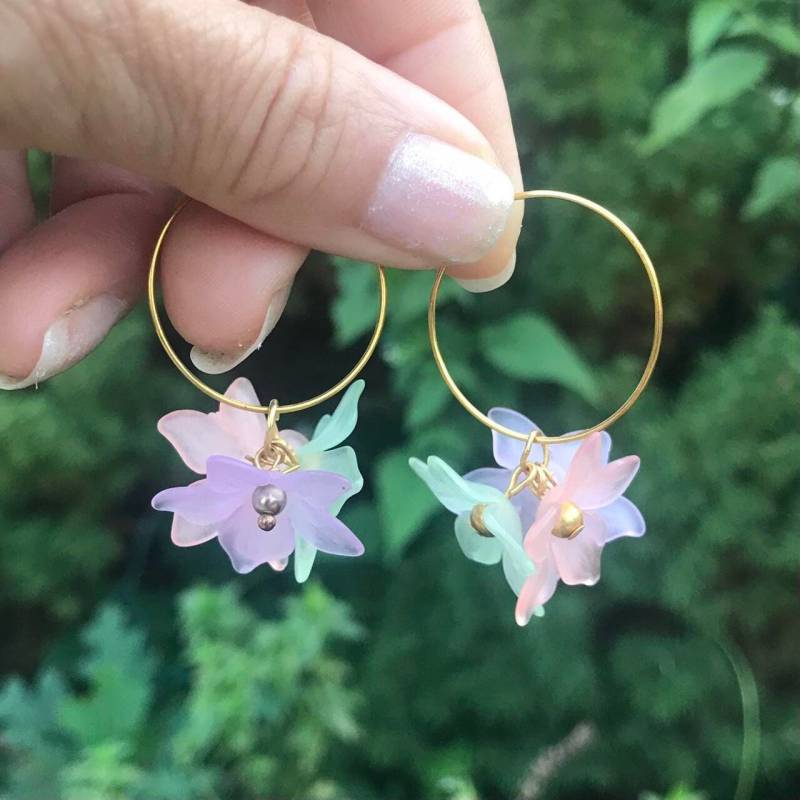 Lucite Creolen Pastell Blumen Perlen Charms von Lacydesighns