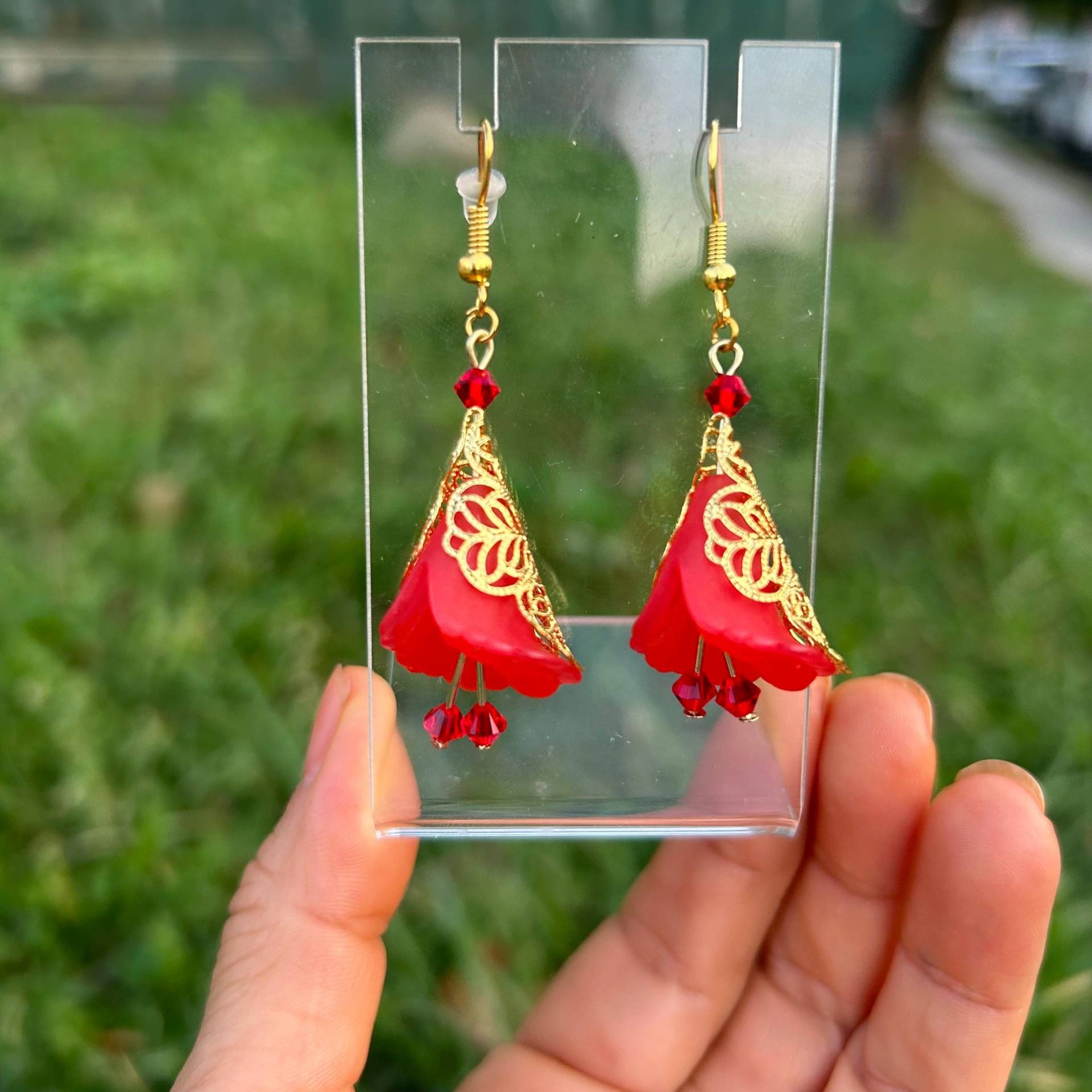 Rote Calla Lilie Ohrringe Lucite Blüten Anhänger Mit Swarovski Kristallen von Lacydesighns