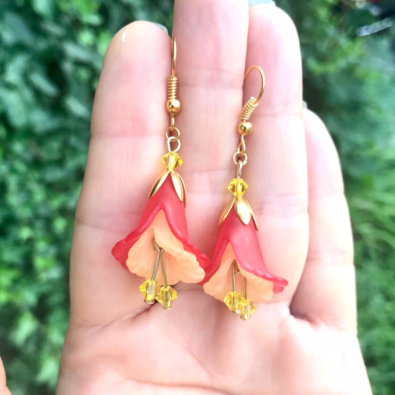 Swarovski Kristall Calla Lilie Ohrringe Rote Und Gelbe Lucite Anhänger von Lacydesighns