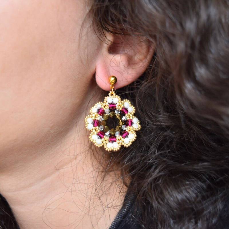 Swarovski Perlen Ohrringe Burgunderfarbene Perlengefädelte Blumenschmucksachen Swarovski Perlen Ohrringe Burgunderfarbene Perlengefädelte Blumenschmucksachen von Lacydesighns