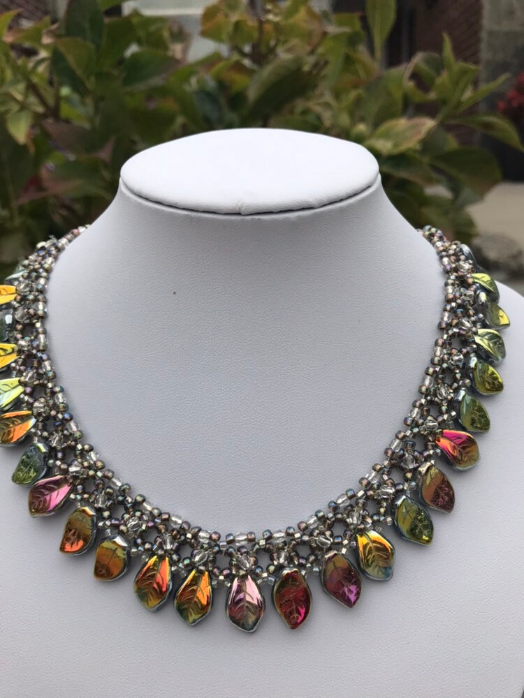 statement Blätter Kette Silberne Rocailles Perlen, Feuerpoliertes Glas von Lacydesighns