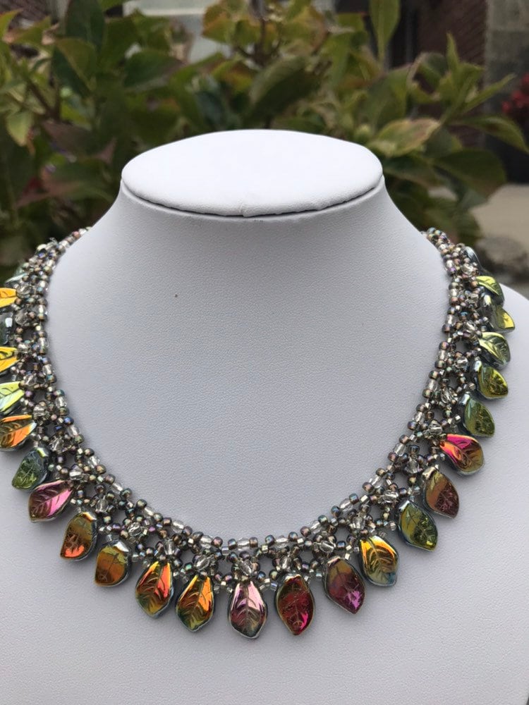 statement Blätter Kette Silberne Rocailles Perlen, Feuerpoliertes Glas statement Blätter Kette Silberne Rocailles Perlen, Feuerpoliertes Glas von Lacydesighns